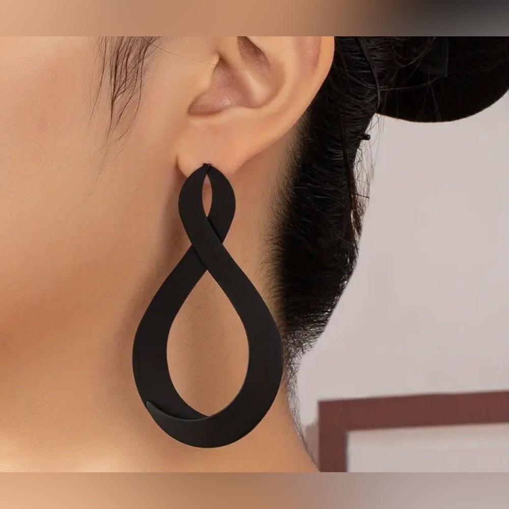 NWOT Metal Geometric Design Statement Earrings size OS color Black pierced